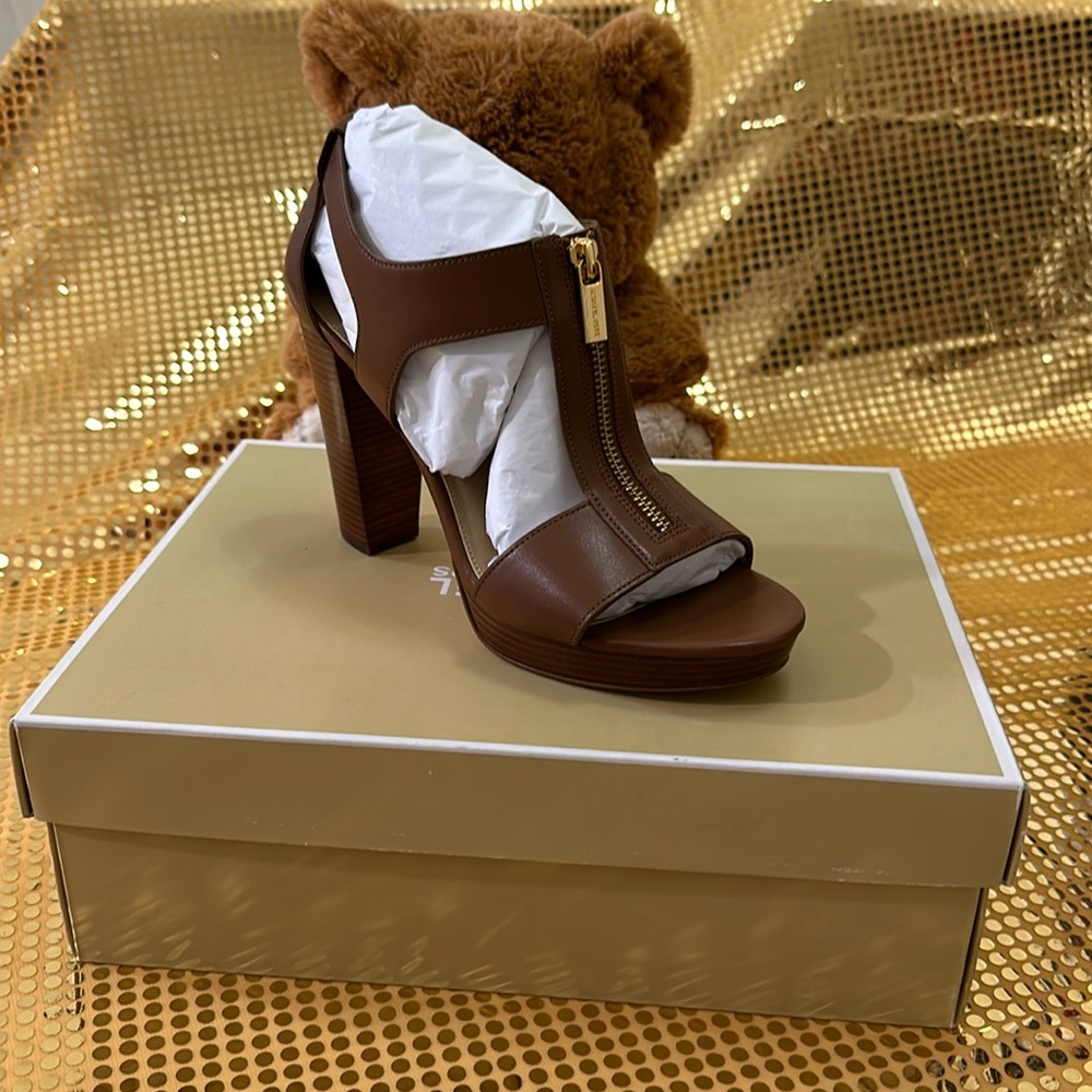 New MK Berkley Sandal size 8